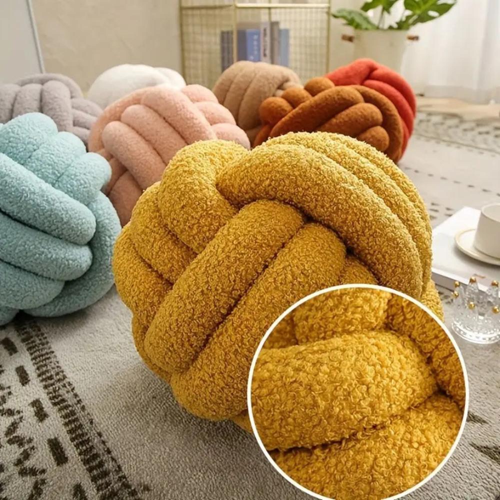 Geknotetes Bouclé-Kissen