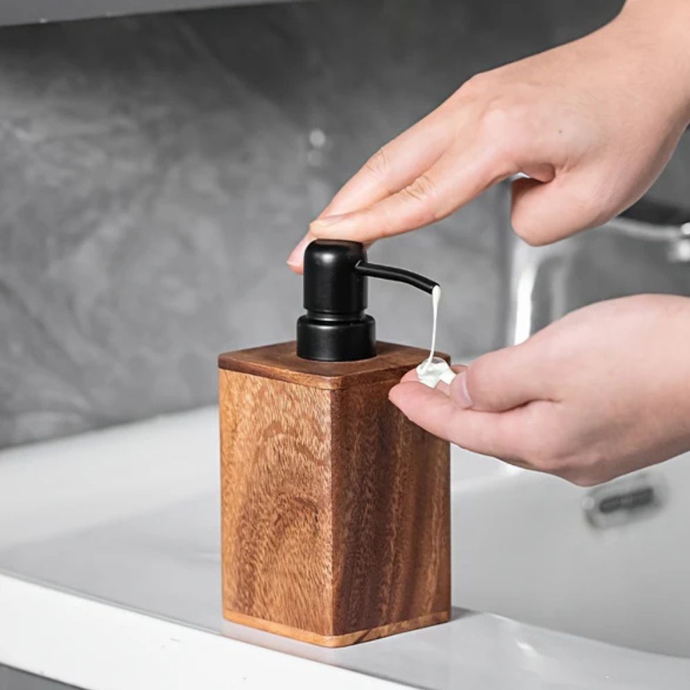 Dispensador de loción y jabón Walnut Aura
