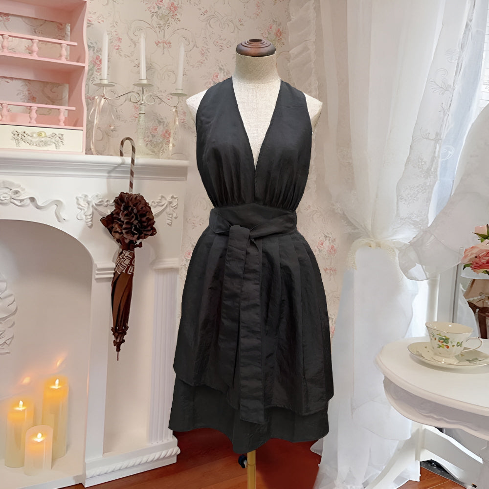 Delantal negro con escote en V y lazo en la espalda