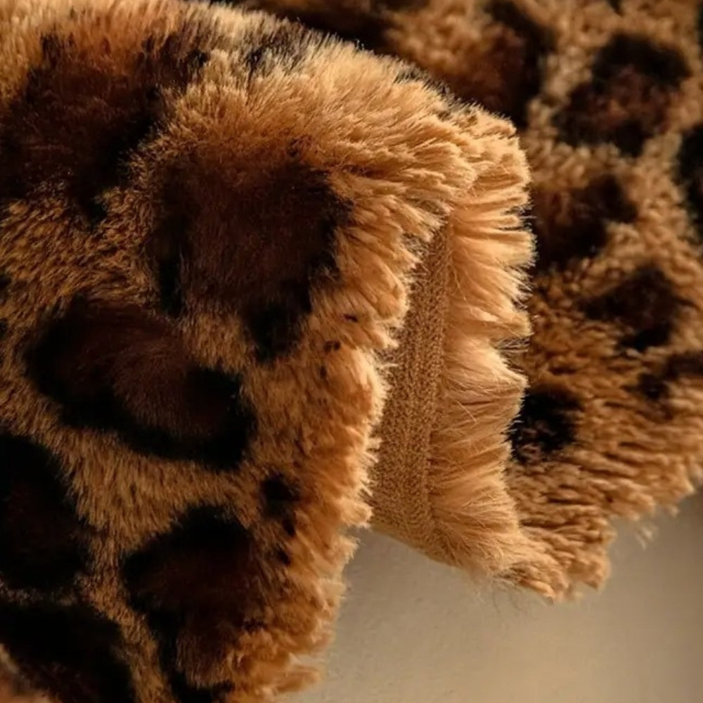 Funda de sofá acogedora con estampado de leopardo