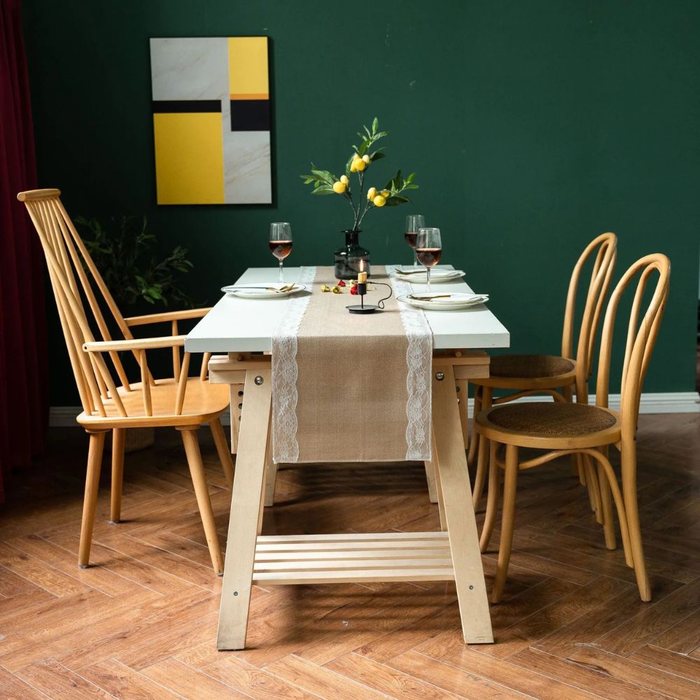 Camino de Mesa con Borde de Encaje y Flores Ornamentales