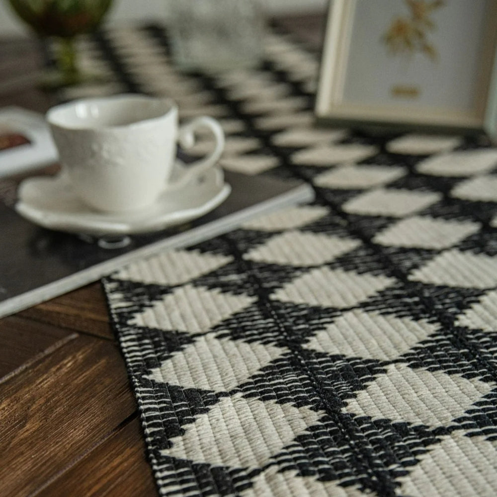 Camino de Mesa con Flecos y Diamantes Bordados