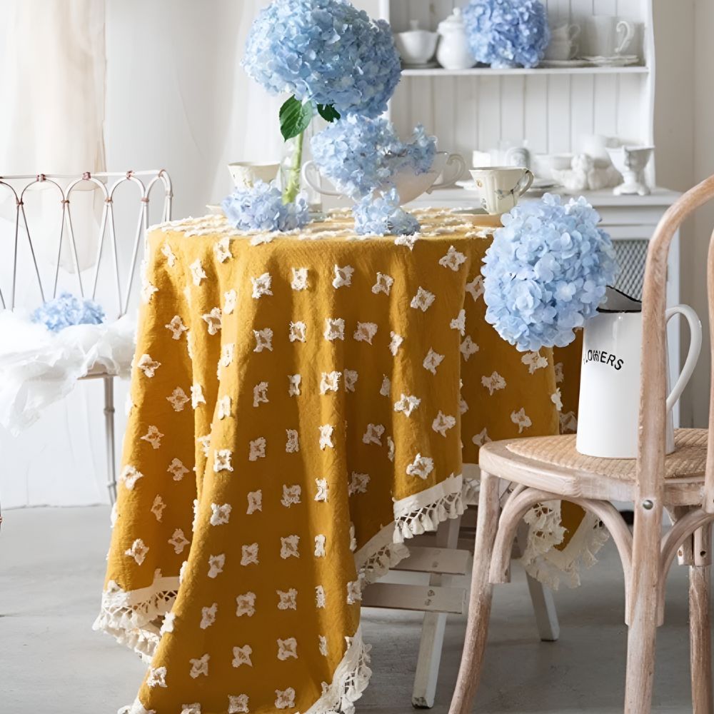 Mantel versátil amarillo con bordado y borlas