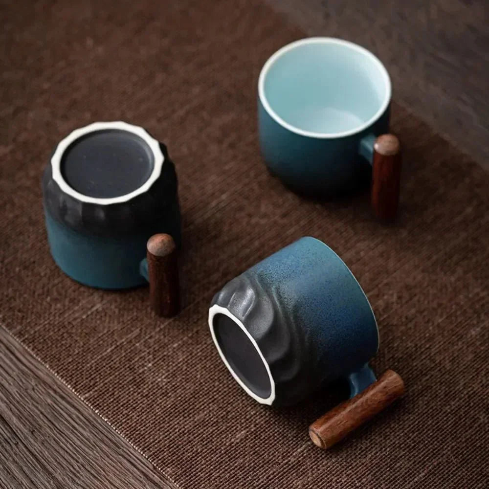 Taza de espresso vintage de cerámica con asa de madera