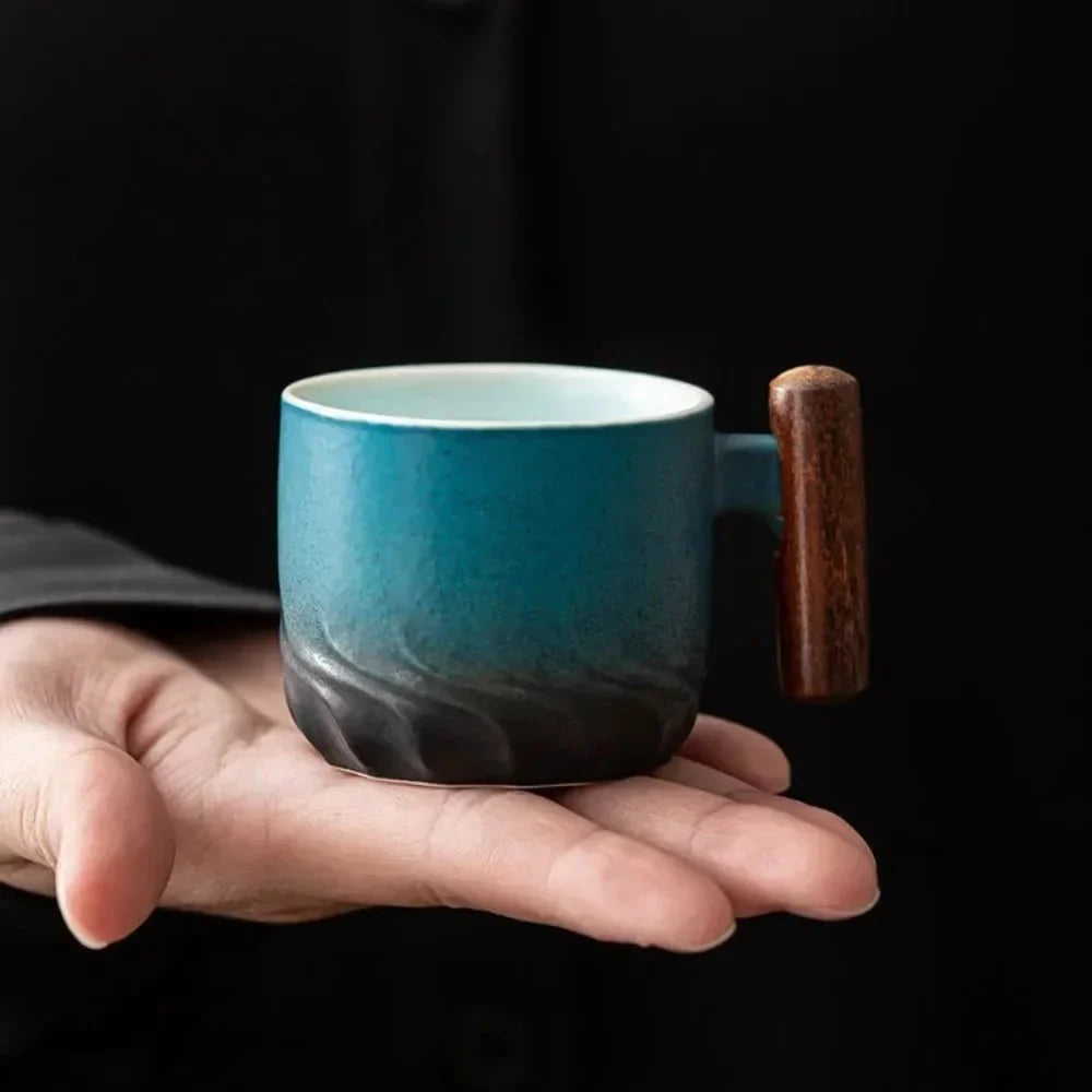 Taza de espresso vintage de cerámica con asa de madera