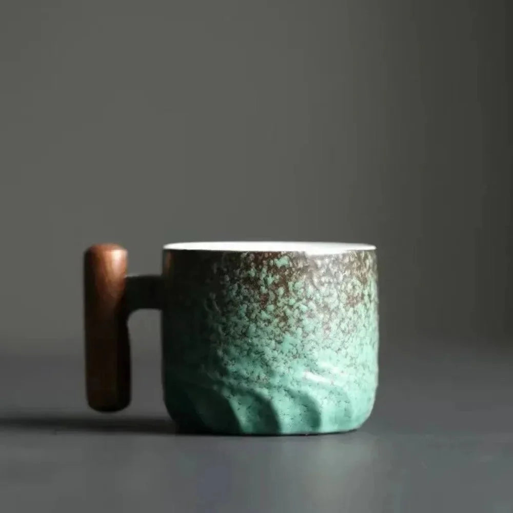 Taza de espresso vintage de cerámica con asa de madera
