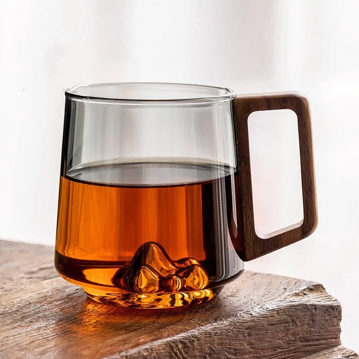 Tasses à café inclinées en verre fumé avec poignée en noyer