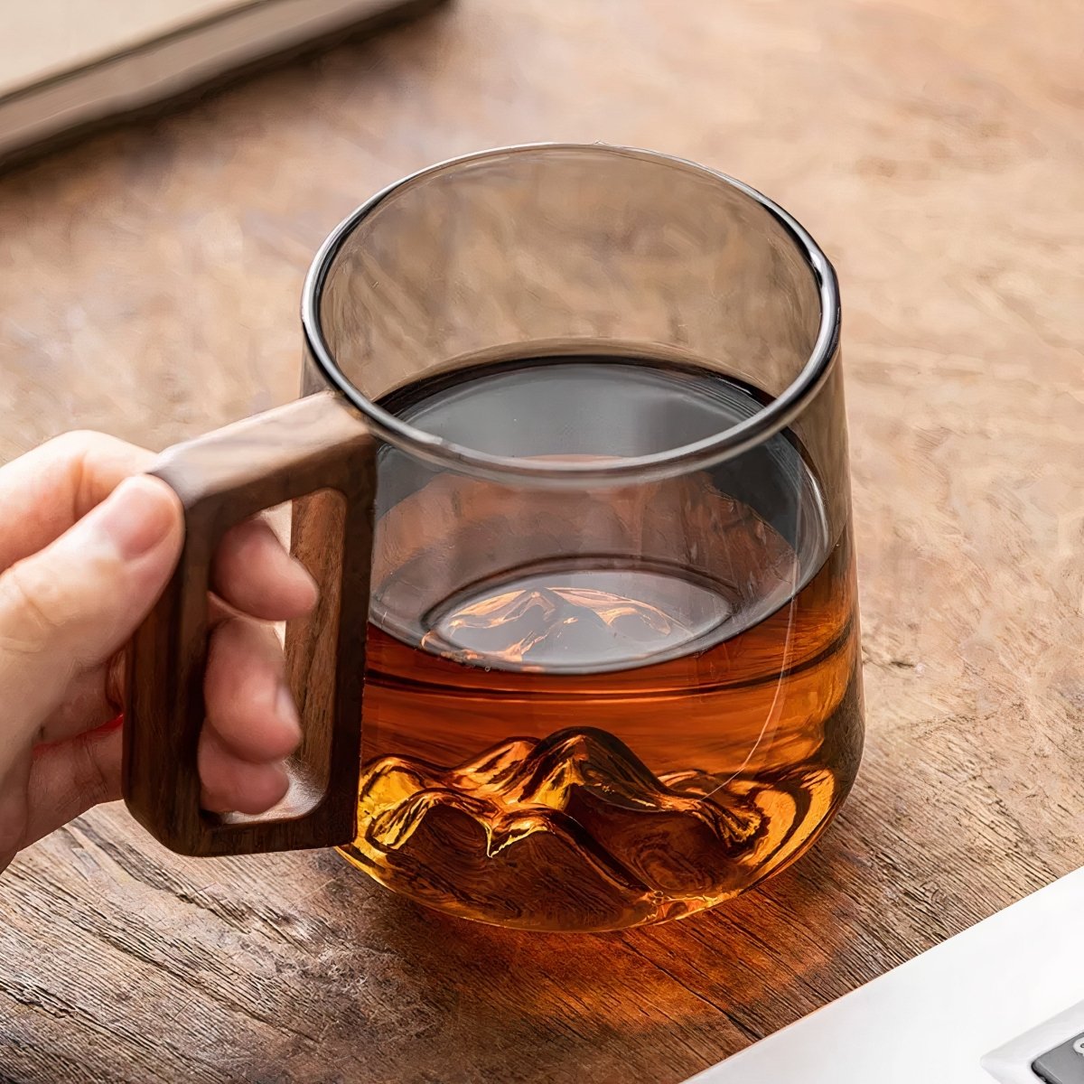 Tasses à café inclinées en verre fumé avec poignée en noyer