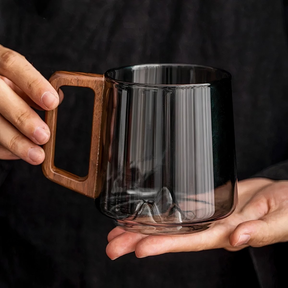 Tasses à café inclinées en verre fumé avec poignée en noyer