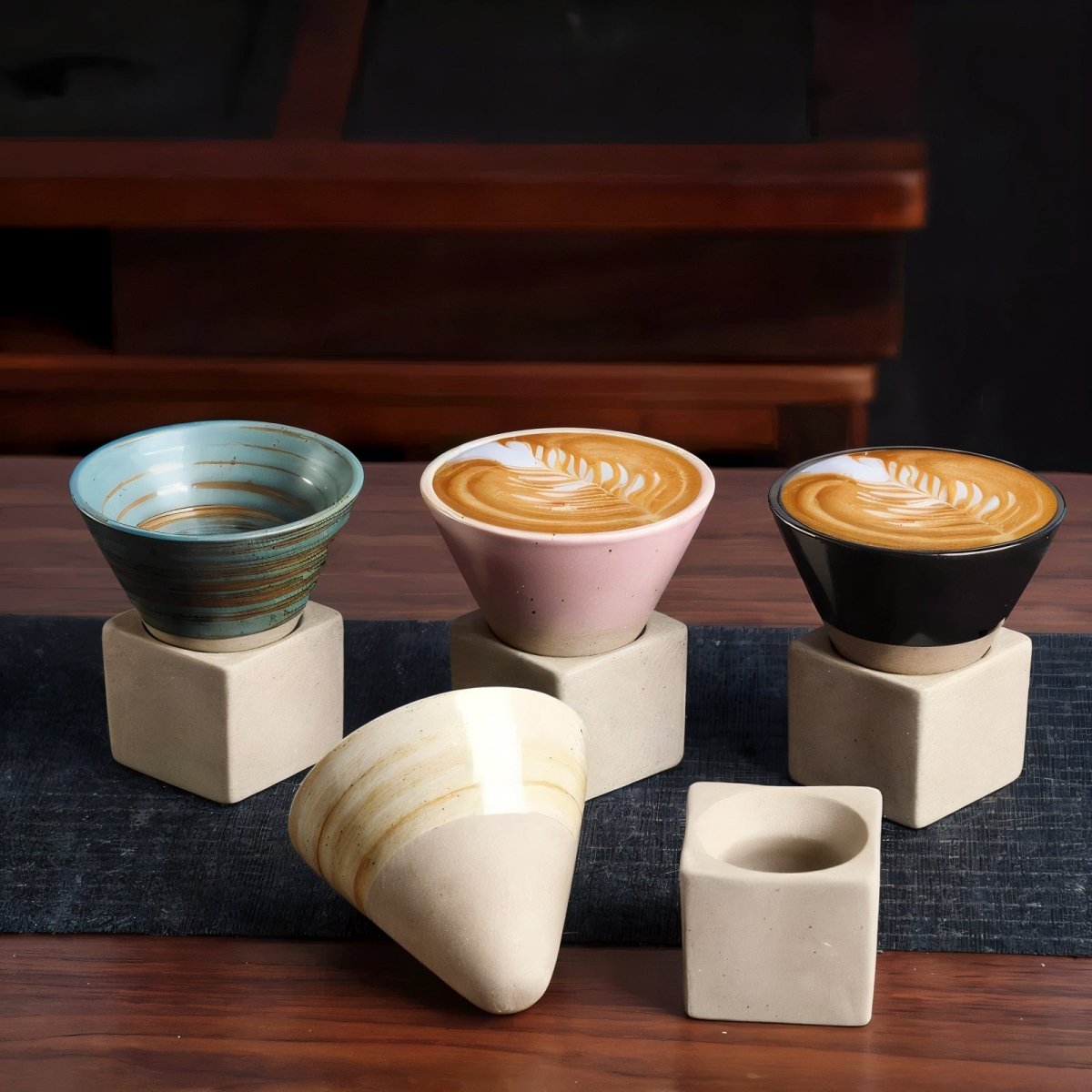 Tasses à espresso coniques en céramique avec support assorti