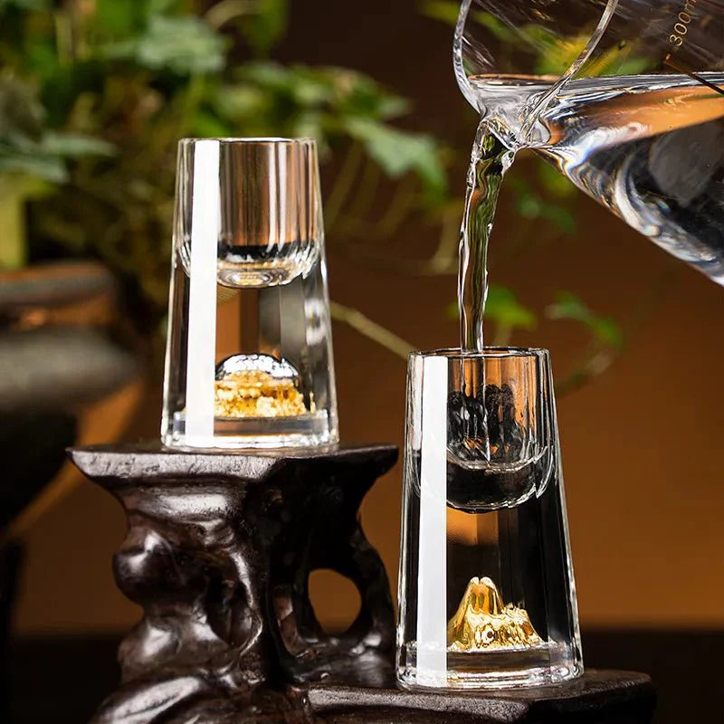 Verre en cristal facetté avec base dorée | Virelle Maison