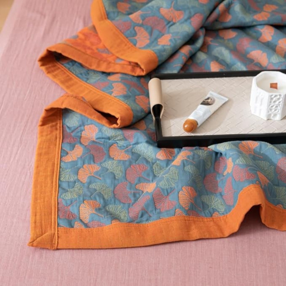 Wendedecke mit Ginkgo-Blattdruck