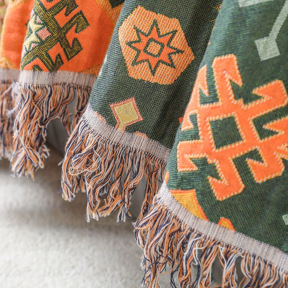 Weiche, tribal-inspirierte geometrische Fransen-Decke