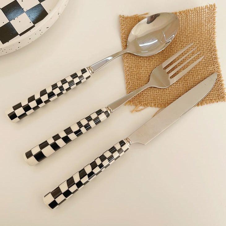 Couverts en inox à motif damier, colorés et durables | Virelle Maison