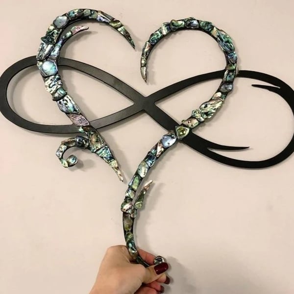 Železná nástěnná dekorace s nekonečným srdcem - InfiniteHeart
