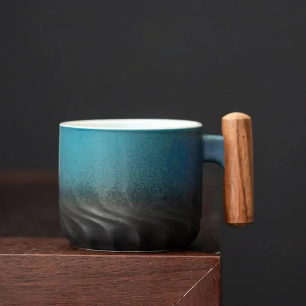 Vintage espresso šálek z keramiky s dřevěnou rukojetí