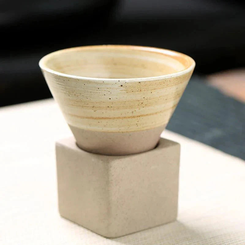 Tasse en céramique japonaise faite main, forme conique | Virelle Maison