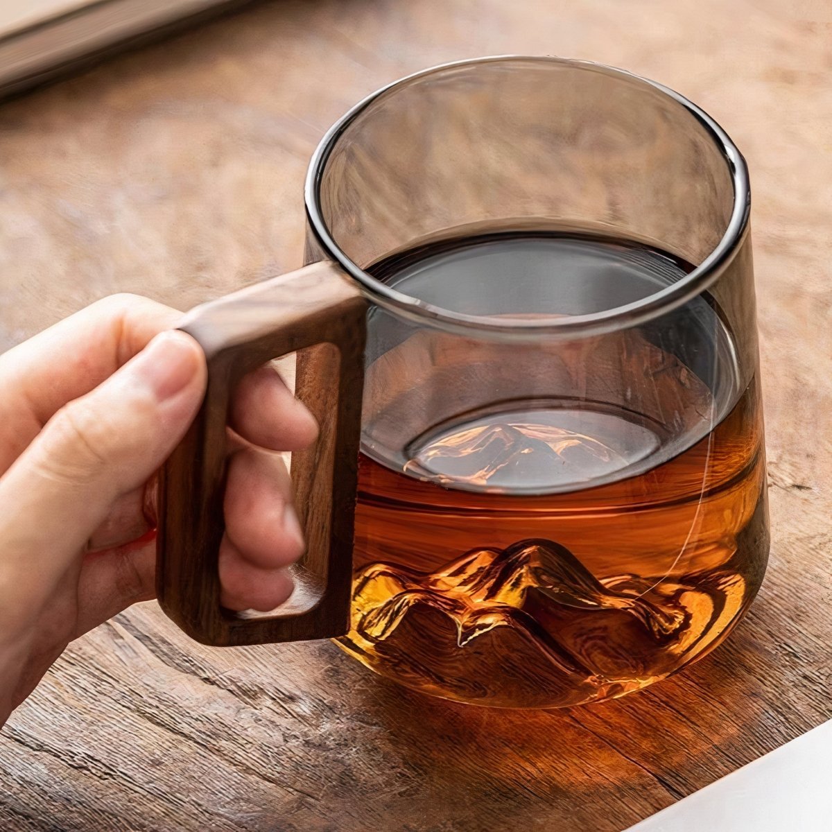Tasses à café inclinées en verre fumé avec poignée en noyer