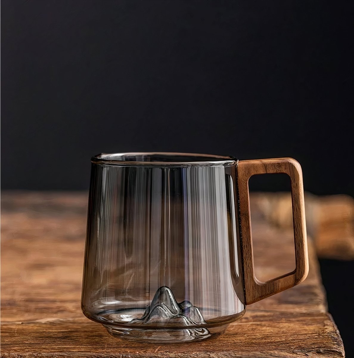 Tasses à café inclinées en verre fumé avec poignée en noyer