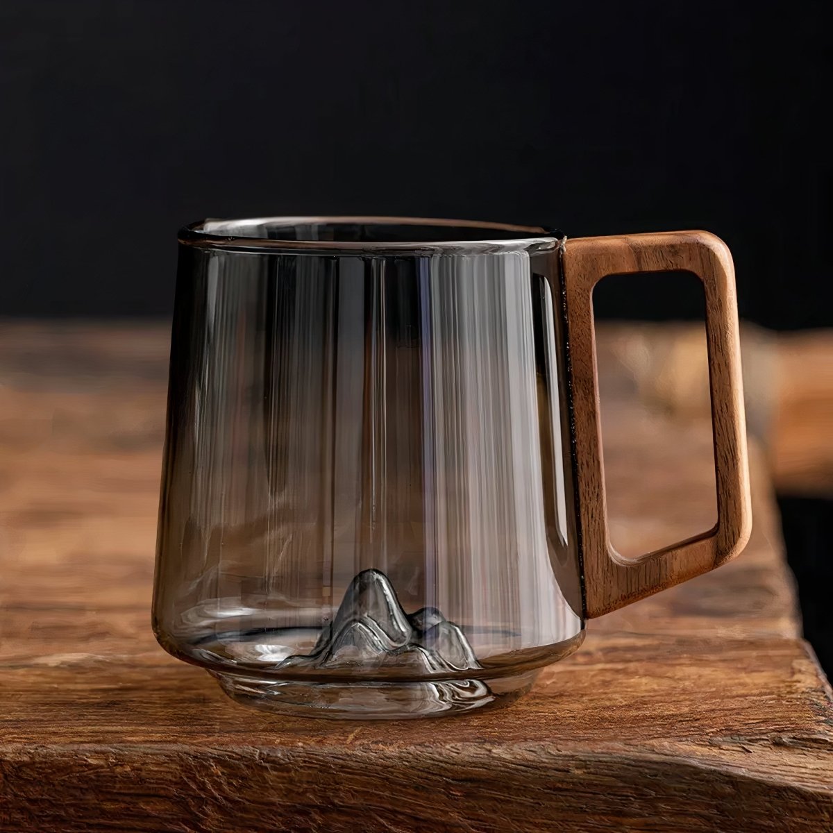 Tasses à café inclinées en verre fumé avec poignée en noyer