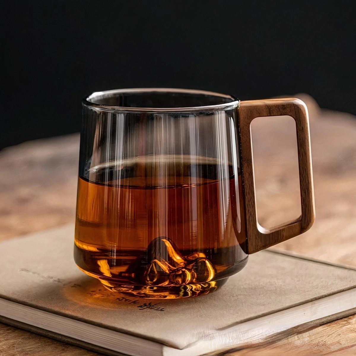 Tasses à café inclinées en verre fumé avec poignée en noyer