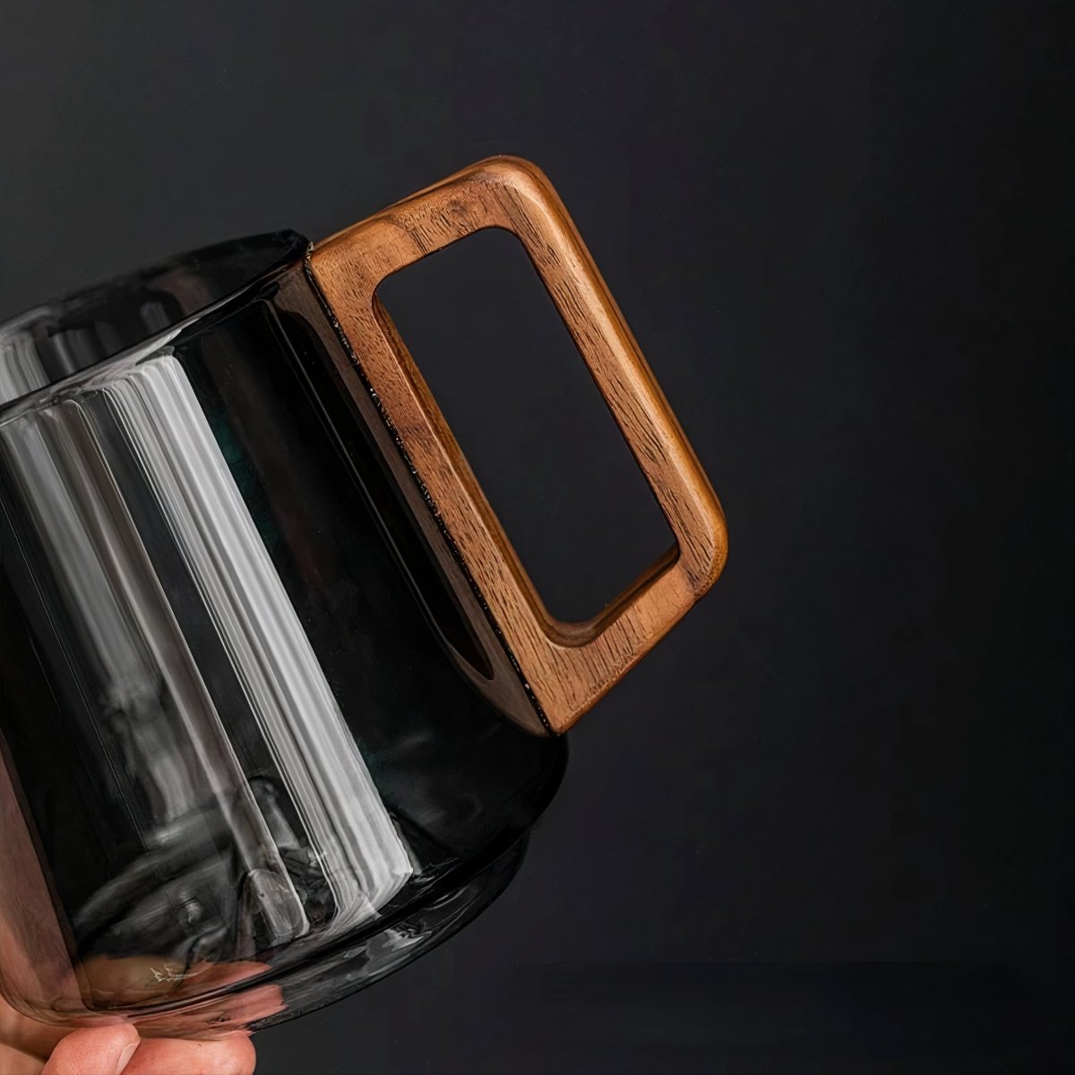 Tasses à café inclinées en verre fumé avec poignée en noyer