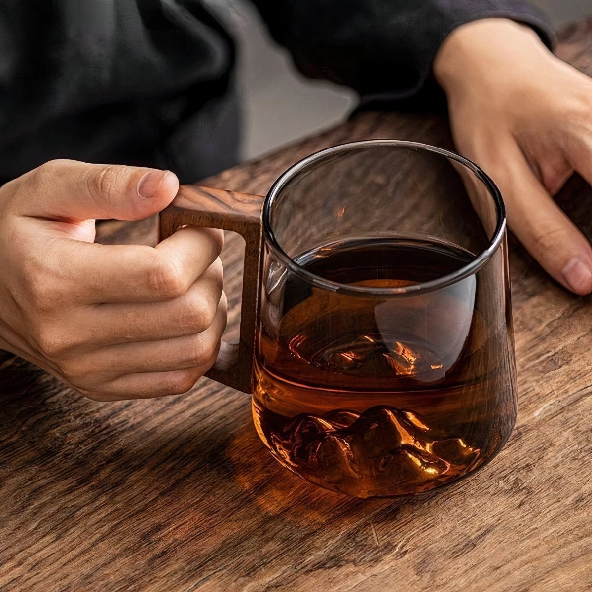 Tasses à café inclinées en verre fumé avec poignée en noyer