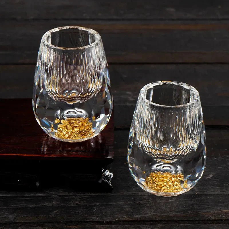 Verre en cristal facetté avec base dorée | Virelle Maison